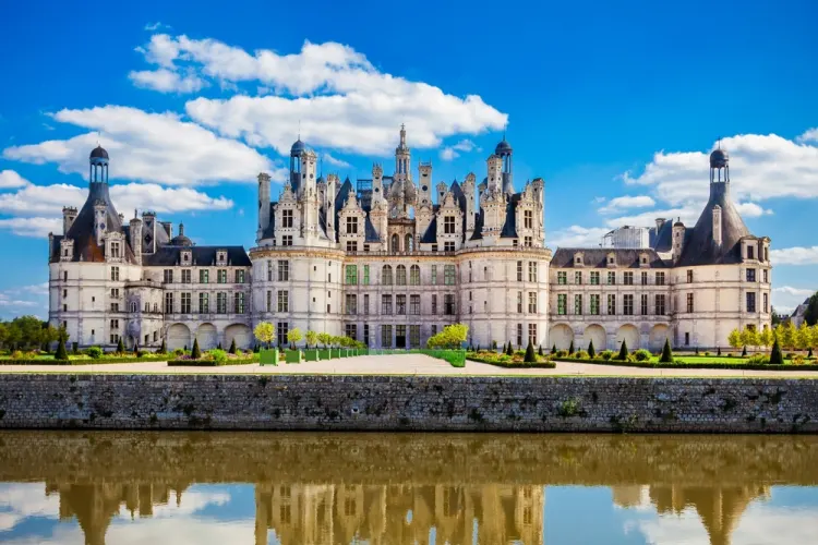 Trouvez rapidement les lieux touristiques, hébergements et activités en France